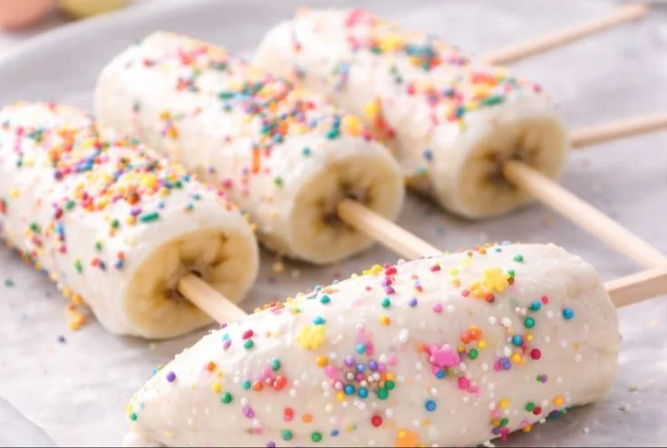 Frozen yogurt banana pops recipe with fresh bananas and yogurt