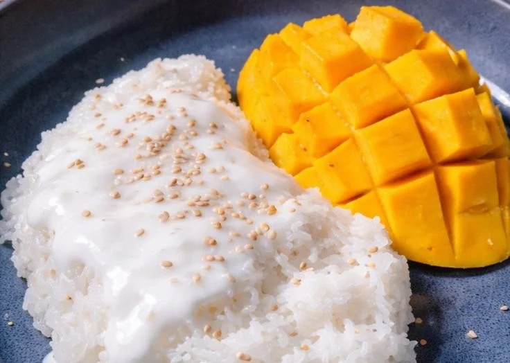 Delicious Mango Sticky Rice dessert with ripe mango slices and coconut sauce